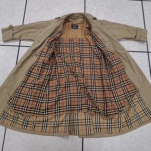 Vintage Ladies size  Petite 8 Burberry TRENCH coat